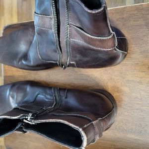 Reaction Boots Takin Note-ice